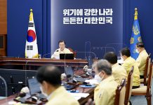 문 대통령 “절박한 소상공인 피해지원 최우선…추경 신속 집행”