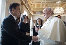 문 대통령, 교황에 방북 제안…교황 “초청오면 기꺼이 갈 것”