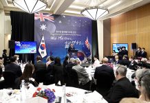 호주 참전용사 만난 문 대통령 “보훈에 국경 없어…끝까지 예우”