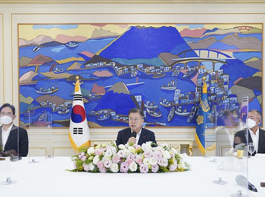 문 대통령 “청년희망온, 청년-기업 상생 전략…기업인 훌륭한 결단에 감사”