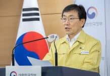 “2주간 유행 감소세 이어지면 실내마스크 외 방역규제 전면해제 검토”