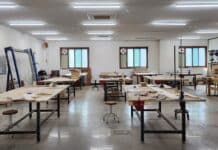 “경기가구창작스튜디오에서 시제품 제작에 필요한 장비 이용하세요”