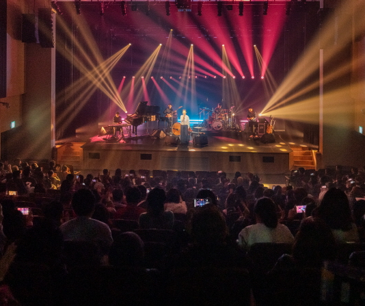 따뜻한 커피 한 잔과 함께 피아니스트 윤한이 들려주는 특별한 크리스마스 이야기