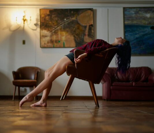 봄철 직장인을 위한 의자 필라테스: 사무실에서 몸과 마음을 케어하는 방법