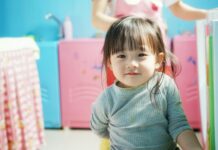 어린이집 집단급식소 6500곳 식중독 예방 위생점검 toddler wears blue long-sleeved shirt