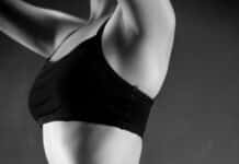 뱃살 타파: 운동의 신세계 grayscale photo of person wearing sports bra and leggings