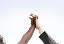 용인 반도체 국가산단, 중앙·지방·기업 상생협약 체결 person wearing black leather strap watch