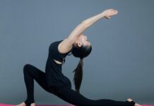 매일 10분, 삶의 유연성을 높이는 스트레칭 루틴 woman in black tank top and black pants doing yoga