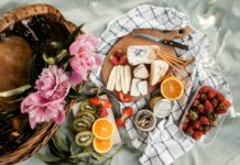 안전한 나들이 위한 식중독 예방법 sliced cheese on brown tray