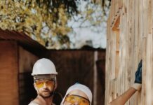 키즈카페 등 2만 7300여곳 집중 안전점검…위험요소 즉시 조치 woman in white shirt wearing white helmet