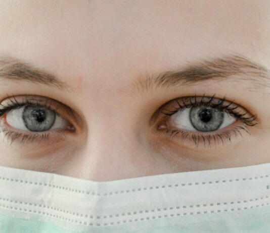 정부 “의대교수 사직서 수리 예정사례 없어…대화에 나서주시길” closeup photo of woman's eye wearing mask