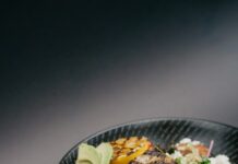 다이어트와 운동: 건강을 위한 두 마리 토끼 잡기 grilled meat with green vegetable on black ceramic plate