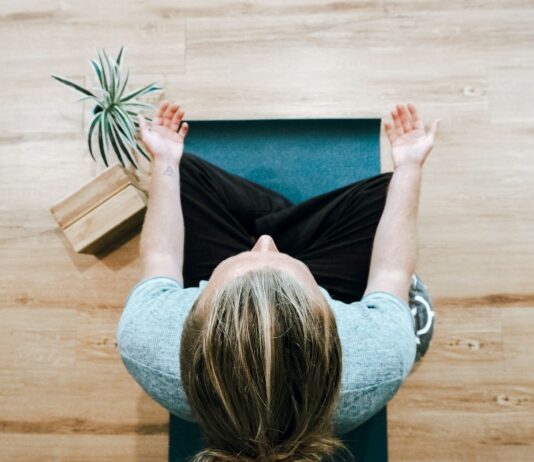 뱃살 타파를 위한 명상의 힘 woman in black shirt and gray pants sitting on brown wooden bench