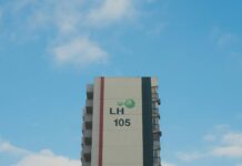 공공분양주택 사전청약 사라진다…본청약 바로 시행 a tall building with a sky background