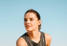 몸과 마음을 편안하게 만드는 스트레칭으로 스트레스 날려버리기 woman in black tank top and blue denim jeans sitting on brown wooden bench during daytime