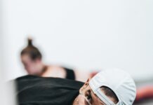 허리근력 강화를 위한 효과적인 운동 5가지 man in black crew neck t-shirt wearing white cap and black framed eyeglasses