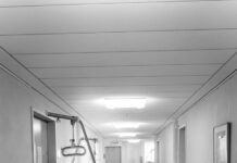 한 총리, “사법부 판단과 국민 뜻에 따라 집단행동 멈추고 복귀” 당부 white hospital bed in a room