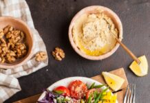 몸과 마음을 위한 다이어트와 운동 plate full of salad with spice on top of brown board