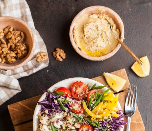 몸과 마음을 위한 다이어트와 운동 plate full of salad with spice on top of brown board