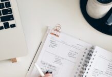 건강한 라이프스타일을 위한 다이어트와 운동 person holding notepad and pen flat lay photography