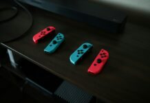 국내 콘솔게임 집중 육성…세계 게임시장에 도전장 내민다 two pairs of Nintendo Switch controllers