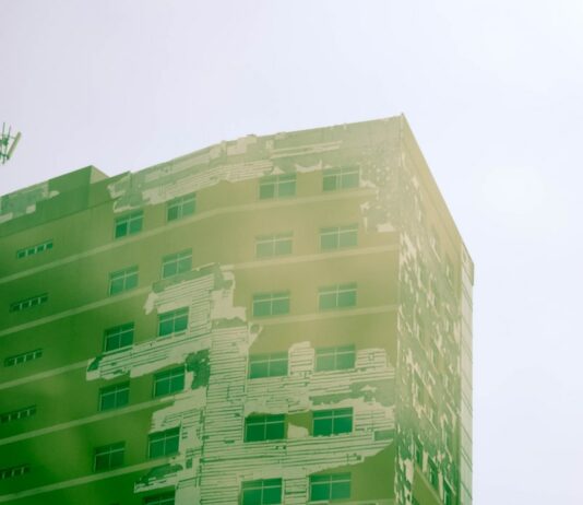 초고층·지하연계 복합건축물 475곳 재난관리 실태점검 a tall building with a lot of windows on top of it