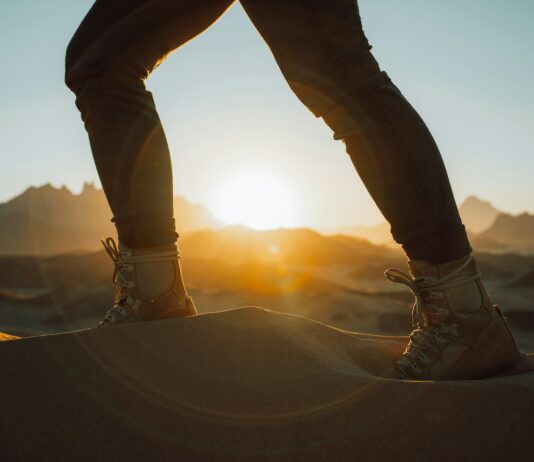 허리 건강을 위한 운동, 일상생활에 쉽게 적용할 수 있는 3가지 운동 a person standing on top of a sand dune