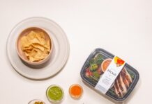 건강한 라이프스타일을 위한 다이어트와 운동 white ceramic plate with food on white table