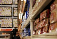 정부 ‘민생물가TF’ 출범…2%대 물가 안착에 범부처 대응 woman in black shirt and black pants standing in front of white shelf