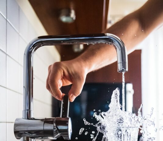 건강한 삶을 위한 다이어트와 운동의 효과적인 조화 person opening faucet