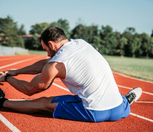 스트레칭의 힘: 통증 완화를 위한 간단한 동작 man in white sleeveless top
