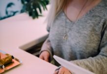 소득 336만·재산 450만 미만, 건보료 체납해도 급여 제한 안한다 Android smartphone on desk