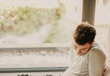 배우자 출산휴가 20일로 확대…경단녀·청년 취업 촉진 man in gray sweater lying on floor beside man in black shirt