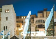 월남 참전유공자에도 새 제복 지급…20일부터 신청 시작 group of armed men with white flag