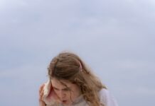 한 총리, “공무원 악성민원 방지 후속조치 신속 추진” 지시 a woman standing on a beach holding a hot dog