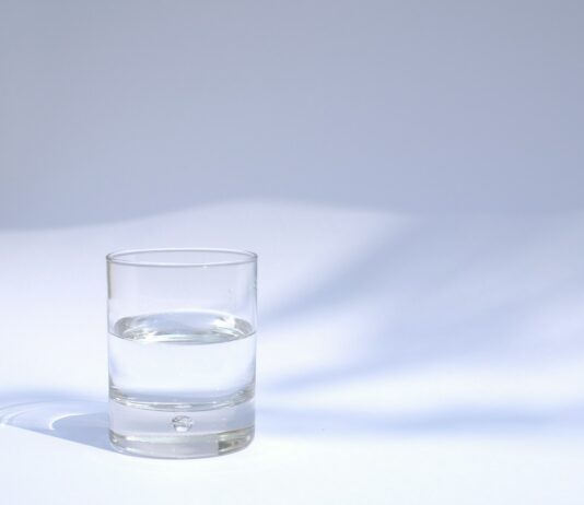건강한 삶을 위한 다이어트와 운동의 필수 요소 clear drinking glass filled with water
