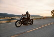 불법자동차 집중 단속…번호판 가림·불법튜닝 이륜차 등 man on black cruiser motorcycle in highway