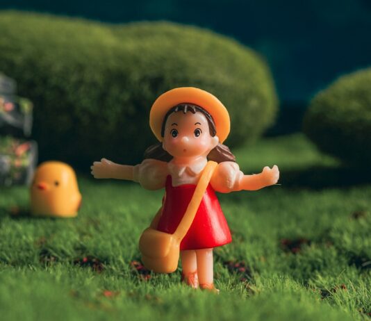 웹툰 등 연재물 저작권 등록 수수료 ↓…2회차부터 1만 원 a little girl is standing in the grass