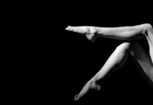 다리 통증 완화 운동법: 필라테스로 튼튼한 다리 만들기 a naked woman laying on her back in the dark