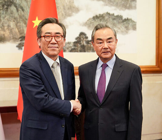 한·중 외교장관회담…“한일중 정상회의 성공 개최 협력”