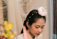 6월 전국 각지서 국가무형유산 보유자 공개시연·작품전시 열린다 a woman in a kimono writing on a piece of wood