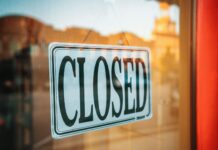 정부 “집단 진료거부는 협회 목적·취지에 위배…법인 해산도 가능” selective focus photography of Closed signage