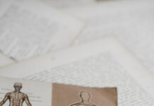 정부 “27년 만에 의대 1509명 증원…내년 총 4567명 모집” shallow focus photo of book page