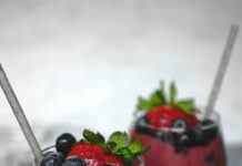 천연 재료로 만드는 건강 스무디 two fruit shake on glasses