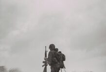 보훈보상 대상자 등 8300여 명 자동차세 50% 감면 grayscale photo of man in black jacket and pants holding rifle