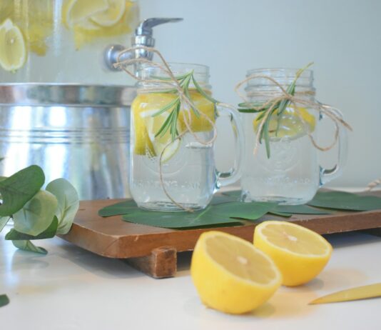 건강관리를 위한 디톡스 음료 레시피 a couple of lemons sitting on top of a cutting board