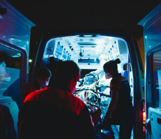 정부, 응급환자 이송체계 강화…중증응급환자 제때 병원 이송 man in red shirt driving car