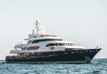 여객선 등 안전관리 강화…해수부, 해양사고 예방대책 추진 white and black cruise ship