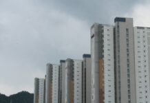 4월 주택 착공·분양 전년 동월 대비 증가…인허가·준공은 감소 a group of tall buildings