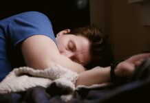 수면 무호흡증 관리하기 woman in blue shirt lying on bed